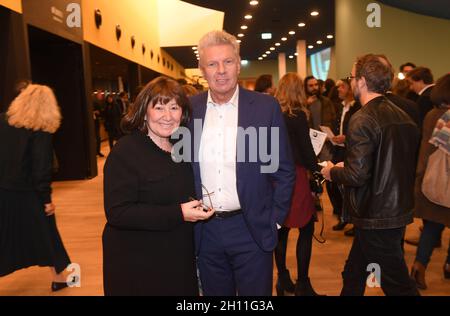 München, Deutschland. Oktober 2021. Dieter Reiter, Oberbürgermeister der Stadt München, und seine Frau Petra Reiter stehen während der Eröffnung im Foyer des neuen Münchner Volkstheaters. Quelle: Felix Hörhager/dpa/Alamy Live News Stockfoto