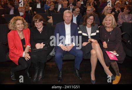 München, Deutschland. Oktober 2021. Die Schauspielerin Michaela May (l.), Dieter Reiter, Oberbürgermeister der Stadt München, und seine Frau Petra Reiter, Ilse Aigner, Präsidentin des Bayerischen Landtags, und die Schauspielerin Jutta Speidel sitzen bei der Eröffnung des neuen Münchner Volkstheaters im Publikum. Quelle: Felix Hörhager/dpa/Alamy Live News Stockfoto