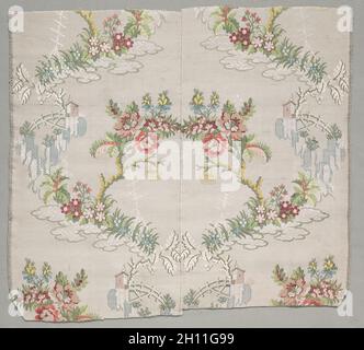 Zwei zusammengefügt Fragmente der gemalten Seide, 1723-1774. Frankreich, 18. Jahrhundert, Zeit Ludwigs XV. (1723-1774). Taft, brokat, Seide; insgesamt 44.8 x 48.4 cm (17 5/8 x 19 1/16 Zoll). Stockfoto