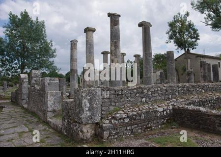 Archäologische Stätte von Altilia: Überreste von Säulen, die anzeigen, wo die Basilika einst stand. Molise, Italien Stockfoto