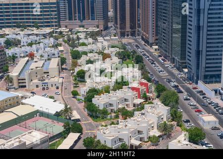 Ein luxuriöses Villenwohngebiet von Abu Dhabi neben Corniche, mit modernen Turmblöcken im Hintergrund.VAE Stockfoto