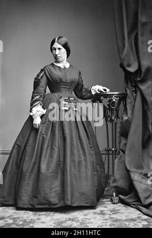 Julia Dent Grant (1826-1902), US First Lady und Ehefrau des US-Präsidenten Ulysses S. Grant, Standing Portrait, Mathew Brady Studio, 1864 Stockfoto