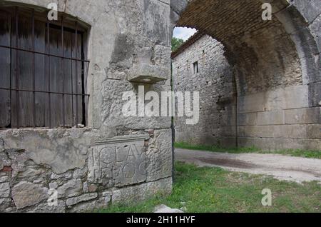 Archäologische Stätte von Altilia, Molise, Italien: Der Bogen mit dem Haupteingang und einem Teil des Epigraphs Stockfoto