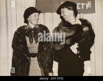 Amelia Earhart und First Lady Eleanor Roosevelt, Portrait beim National Geographic Society Event, Underwood & Underwood, 2. März 1935 Stockfoto