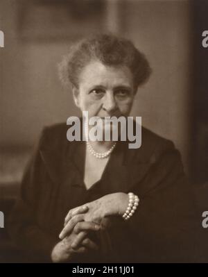 Frances Perkins (1880-1965), amerikanische Soziologin und Arbeitnehmerrechtsanwältin, war von 1933 bis 1945 US-Arbeitsministerin, erste Frau im US-Kabinett, Head and Shoulders Portrait, Clara Sipprell, 1952 Stockfoto