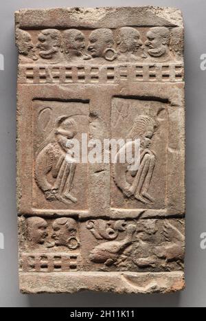 Sitzende Asketen, AD 300. Indien, Kaschmir, Harwan, 4. Jahrhundert. Terrakotta; insgesamt 50.8 x 30.6 x 5.2 cm (20 x 12 1/16 x 2 1/16 Zoll). Stockfoto