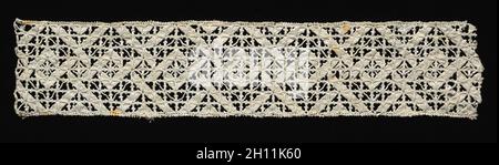 Band der Nadelspitze (reticella) Spitze einsetzen, aus dem 16. Jahrhundert. Italien, Venedig, 16. Spitze, needlepoint: Bettwäsche; gesamt: 6,3 x 30,5 cm (2 1/2 x 12 in.). Stockfoto