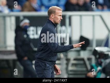 Sinsheim, Deutschland. Oktober 2021. Fußball: Bundesliga, TSG 1899 Hoffenheim - 1. FC Köln, Matchday 8 in der PreZero Arena. Hoffenheims Trainer Sebastian Hoeneß zeigt die Gesten. WICHTIGER HINWEIS: Gemäß den Bestimmungen der DFL Deutsche Fußball Liga und des DFB Deutscher Fußball-Bund ist es untersagt, im Stadion und/oder vom Spiel aufgenommene Fotos in Form von Sequenzbildern und/oder videoähnlichen Fotoserien zu verwenden oder zu verwenden. Quelle: Uwe Anspach/dpa/Alamy Live News Stockfoto