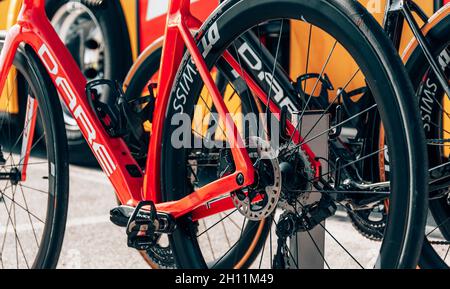 ZAGREB, KROATIEN - 03. Okt 2021: Wagen Sie professionelle Rennräder des Uno-x Pro Cycling Teams, die vor dem Rennen auf Fahrer warten Stockfoto