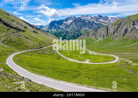 Landschaftlich reizvolle Aussicht in der Nähe des Bergpasses Colle dell'Agnello, Piemont, zwischen Italien und Frankreich. Stockfoto