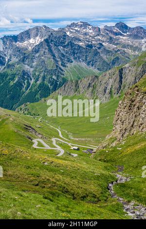 Landschaftlich reizvolle Aussicht in der Nähe des Bergpasses Colle dell'Agnello, Piemont, zwischen Italien und Frankreich. Stockfoto