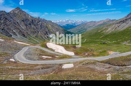 Landschaftlich reizvolle Aussicht in der Nähe des Bergpasses Colle dell'Agnello, Piemont, zwischen Italien und Frankreich. Stockfoto