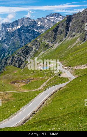 Landschaftlich reizvolle Aussicht in der Nähe des Bergpasses Colle dell'Agnello, Piemont, zwischen Italien und Frankreich. Stockfoto