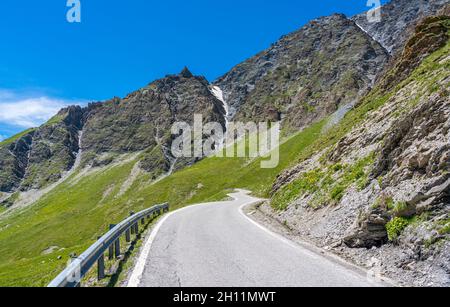 Landschaftlich reizvolle Aussicht in der Nähe des Bergpasses Colle dell'Agnello, Piemont, zwischen Italien und Frankreich. Stockfoto