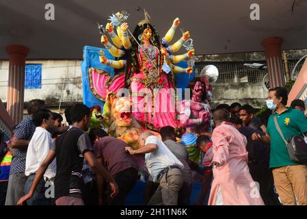 Dhaka, Bangladesch. Oktober 2021. Hindu-Anhänger tauchen am letzten Tag des Durga Puja-Festivals in Dhaka, Bangladesch, am 15. Oktober 2021 ein Lehm-Idol der Hindu-Göttin Durga im Buriganga-Fluss ein. Kredit: Mamunur Rashid/Alamy Live Nachrichten Stockfoto