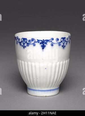 Tasse (Tasse), C. 1737. Mennecy - Villeroy Factory (Französisch). Weiche Hartporzellan mit unterglasur blau Dekoration; gesamt: 7,7 cm (3 1/16 in.). Stockfoto