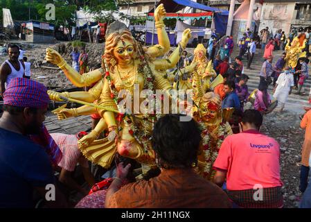 Dhaka, Bangladesch. Oktober 2021. Hindu-Anhänger tauchen am letzten Tag des Durga Puja-Festivals in Dhaka, Bangladesch, am 15. Oktober 2021 ein Lehm-Idol der Hindu-Göttin Durga im Buriganga-Fluss ein. Kredit: Mamunur Rashid/Alamy Live Nachrichten Stockfoto