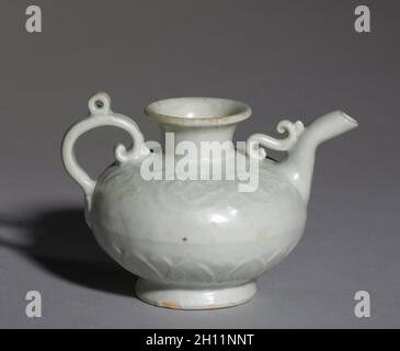 Ewer mit Blumenrollen und Wegerich-Blättern im Relief, Anfang des 13. Jahrhunderts. China, Provinz Jiangxi, Yuan-Dynastie (1271-1368). Glasiertes Porzellan mit geformter Dekoration, Shufu-Ware; insgesamt: 9.2 x 13.4 cm (3 5/8 x 5 1/4 Zoll). Stockfoto