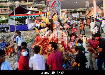 Dhaka, Bangladesch. Oktober 2021. Hindu-Anhänger tauchen am letzten Tag des Durga Puja-Festivals in Dhaka, Bangladesch, am 15. Oktober 2021 ein Lehm-Idol der Hindu-Göttin Durga im Buriganga-Fluss ein. Kredit: Mamunur Rashid/Alamy Live Nachrichten Stockfoto