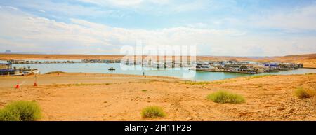 Lake Powell, Utah, USA - 29. September 2021 Lake Powell Beach, und Yachten und Hausboote, die am See festgemacht sind, Panoramablick Stockfoto