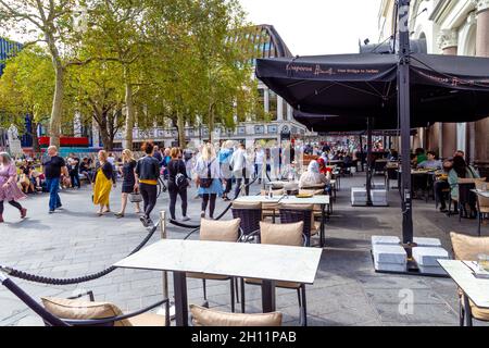 Geschäftiges Treiben am Leicester Square, London, Großbritannien Stockfoto