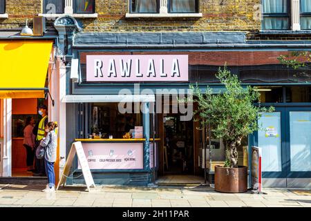 Rawlala Cafe bietet Bio-rohe vegane Kuchen an der Charing Cross Road, London, Großbritannien Stockfoto