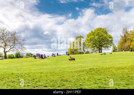 Menschen, die sich an einem sonnigen Tag in Hampstead Heath, North London, Großbritannien, entspannen Stockfoto