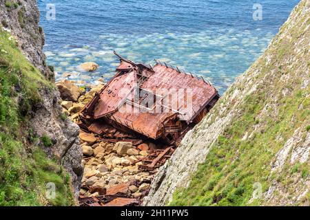 Wrack des Frachtschiffes RMS Mülheim in der Nähe von Land's End im Jahr 2003, Penwith Penwith Peninsula, Cornwall, Großbritannien, zerstört Stockfoto