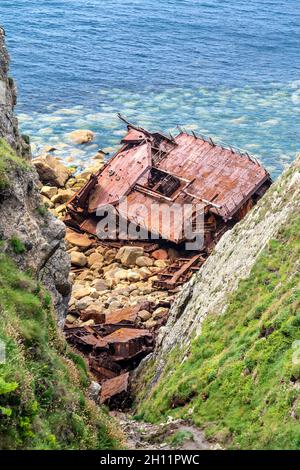 Wrack des Frachtschiffes RMS Mülheim in der Nähe von Land's End im Jahr 2003, Penwith Penwith Peninsula, Cornwall, Großbritannien, zerstört Stockfoto