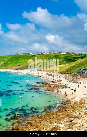 Strand und blaues Meerwasser in Sennen Cove, Sennen, Penwith Peninsula, Cornwall, Großbritannien Stockfoto