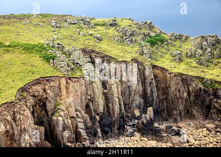 Klippen bei Gwennap Fahren Sie entlang des South West Coast Path, Penwith Penwith Peninsula, Cornwall, Großbritannien Stockfoto