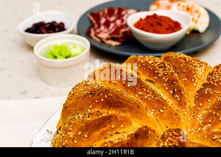 Frisch gebackenes selbstgebackenes Brot, bestreut mit Sesamsamen Stockfoto