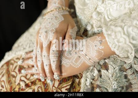 Braut Henna geschnitzt schön und einzigartig in der Hand der Braut Stockfoto