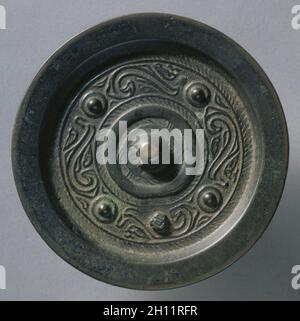 Spiegel mit vier Nippeln, vier quasi-Drachen und Vögeln, Mitte 1300er-Mitte 1600er. China, Ming-Dynastie (1368-1644). Bronze; Durchmesser: 10.5 cm (4 1/8 Zoll); Gesamt: 1.1 cm (7/16 Zoll); Rand: 0.8 cm (5/16 Zoll). Stockfoto