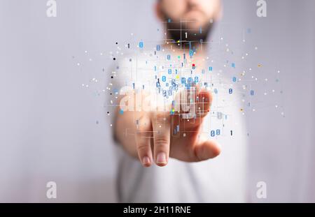 Illustration von Binärcodes und einer menschlichen Hand, die einen transparenten Bildschirm berührt Stockfoto