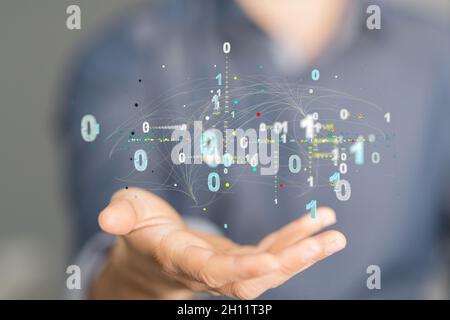 Illustration von Binärcodes und einer menschlichen Hand, die einen transparenten Bildschirm berührt Stockfoto