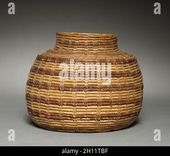 Jar, 1895. Butterbread Familie. Sumac, Yucca Wurzel; aufgerollt, Skip-Stich; insgesamt: 10 x 12,8 cm (3 15/16 x 5 1/16 in.). Stockfoto