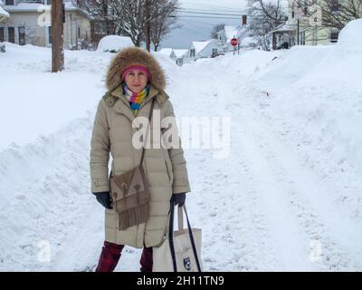 Stehen auf einer schneebedeckten Hauptstraße in Quincy, Massachusetts, USA Stockfoto