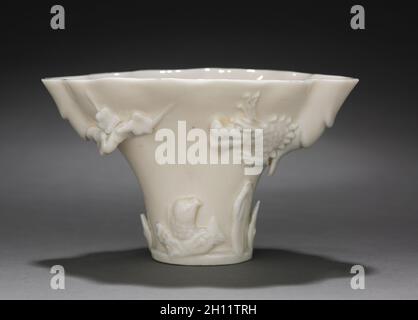 Libation Cup, 1662–1722. China, Qing-Dynastie (1644-1911), Kangxi-Herrschaft (1661-1722). Porzellan; insgesamt: 8.8 x 14.8 cm (3 7/16 x 5 13/16 Zoll). Stockfoto