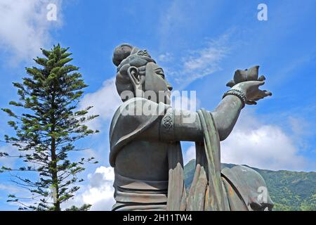 Große Bronzestatue im Freien des sitzenden Tian Tan Buddha in Hongkong Stockfoto