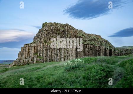Säulenförmigen Basalt Felsen, Dverghamrar (Zwerg Klippen), in der Nähe von Foss, Island Stockfoto