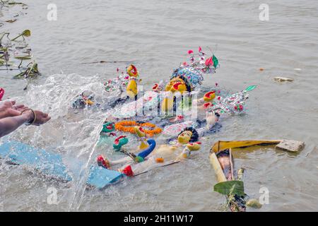 durga Idol Immersion Prozess und Sitzung im Babughat kalkata West bengalen indien Stockfoto