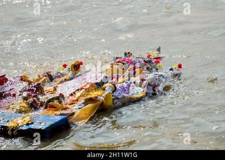 durga Idol Immersion Prozess und Sitzung im Babughat kalkata West bengalen indien Stockfoto