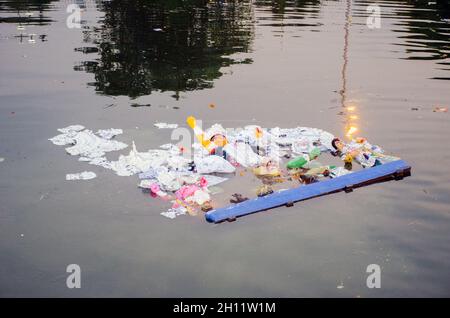 durga Idol Immersion Prozess und Sitzung im Babughat kalkata West bengalen indien Stockfoto