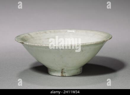 Schale mit geschnitztem Design, 1000s-1100s. Korea, Goryeo-Zeit (918-1392). Keramik; Munddurchmesser: 10.6 cm (4 3/16 in.); insgesamt: 4 cm (1 9/16 in.). Stockfoto