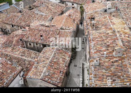 Die Dächer der Häuser des kleinen Dorfes Santo Stefano di Sessanio vor dem Erdbeben. Abruzzen, Italien Stockfoto