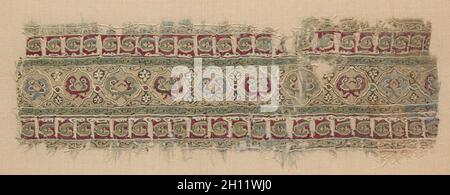 Fragment des Tiraz-Style Textil, 1100. Ägypten, Fatimidische Zeitraum, aus dem 12. Jahrhundert. Tabby Boden mit inwoven Gobelin Ornament; Leinen und Seide; gesamt: 8,5 x 26 cm (3 3/8 x 10 1/4 in.). Stockfoto