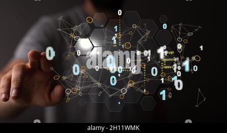 Illustration von Binärcodes und einer menschlichen Hand, die einen transparenten Bildschirm berührt Stockfoto