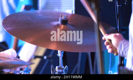 Der Schlagzeugstab traf auf das Crash-Becken in der Low-Taste. Drummer trifft die Becken. Stockfoto