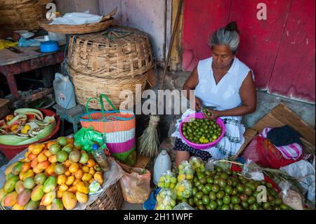 Eine Frau, die Obst auf dem lokalen Markt verkauft. Granada, Nicaragua. Stockfoto